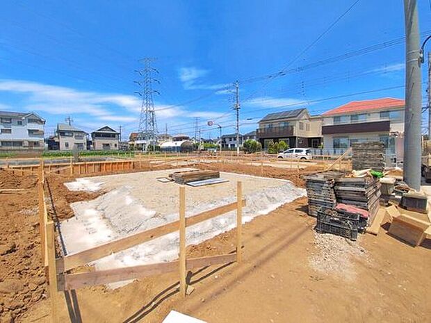 【【現地外観写真】D号棟】ひとたび扉を開けばそこに待っているのは上質な空間とマイホームでの新生活をイメージさせる優雅なひととき。「この家なら…」ではなく「ここに住みたい♪」と思う感動をお届けいたします。