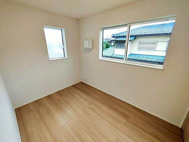 【リビング以外の居室】1号棟
個室としてお使いいただける洋室。大切なのは明るさと風通し、明るい日差しと心地よい風で自分のお部屋でくつろげる贅沢をご提供します。