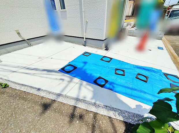 【【駐車場】1号棟】車種によりカースペース2台分ございますので、家族分の自転車を駐輪したり、来客用の駐車スペースとしてもお使いいただけます。