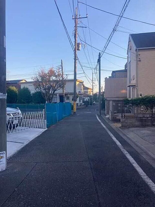 【前面道路含む現地写真】ひとたび扉を開けばそこに待っているのは上質な空間とマイホームでの新生活をイメージさせる優雅なひととき。「この家なら…」ではなく「ここに住みたい♪」と思う感動をお届けいたします。