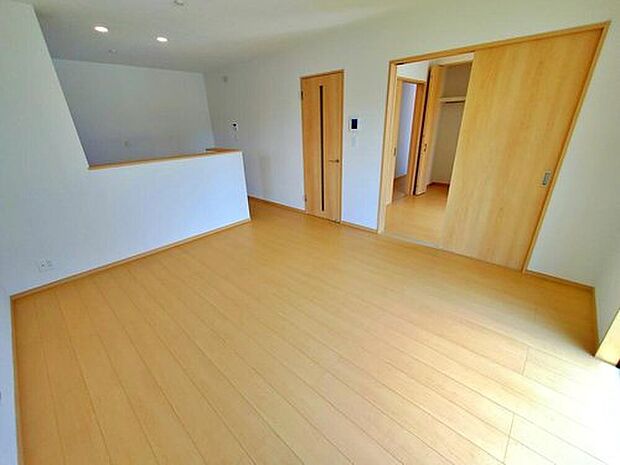 【~Living Room~A号棟】ここにはみんなが集い、食事と楽しい会話が始まる。話に夢中になりすぎて、ついつい時を忘れ時間が過ぎてしまう。そんな束の間の幸せを感じさせてくれる場所となることでしょう。