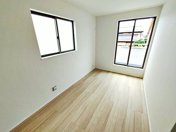 【~Room~A号棟】2面採光を確保した明るい室内は、風通しも良く、大変居心地の良い空間となっております。爽やかな風を感じて起きる朝は、快適生活の始まりに!