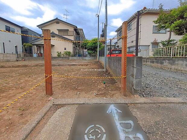 【現地外観写真】【現地外観写真】B号棟　周辺にはお買い物施設が充実！当日のご見学予約も承ります。同じものは２つとない「夢のマイホーム」との出会いが待っているかもしれません。