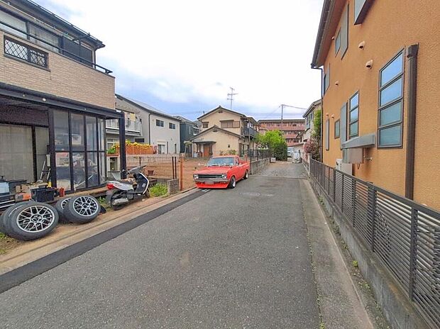 【前面道路含む現地写真】【前面道路含む現地写真】ひとたび扉を開けばそこに待っているのは上質な空間とマイホームでの新生活をイメージさせる優雅なひととき。「この家なら…」ではなく「ここに住みたい♪」と思う感動をお届けいたします