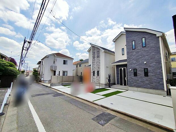 【前面道路含む現地写真】住環境良好な人気の低層住居専用地域に立地しております。スーパー・コンビニが徒歩圏内にあり毎日のお買い物にも便利です♪
