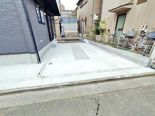 【【駐車場】】一戸建ては都心部などの物件を除き、駐車スペース付きの物件が一般的。玄関と駐車スペースとの行き来もしやすく、天候が悪い日などに便利。