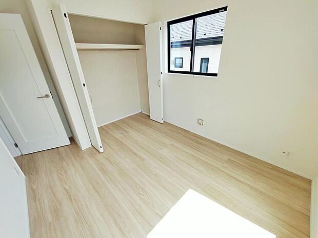 【~Room~A号棟】充分な広さの収納を備え、普段使いの洋服も選ぶのが楽しくなりそう♪採光良好な洋室は、快適空間。プライベートの時間もゆったりお寛ぎ頂けそうです。