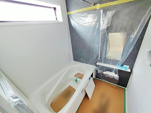 【~Bathroom~A号棟】毎日の疲れを癒す浴室は1坪タイプです。足を伸ばしてゆっくりとくつろげます。窓があるので、湿気もこもらないのも、うれしいですね♪