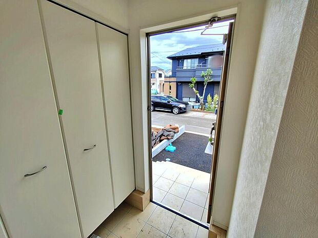 【【玄関】】お家に出会う人々を迎える玄関だからこそ、広々清潔感あふれる空間にしたいものです。採光・通風にも配慮された設計で毎日明るい空間をキープします♪