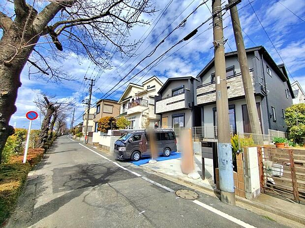 【前面道路含む現地写真】南側の前面道路の先には河川敷が広がっており、開放的な視界が広がります。公園や運動場も近く、お子様の遊び場を選べる楽しみがありそうです♪お問い合わせお待ちしております！