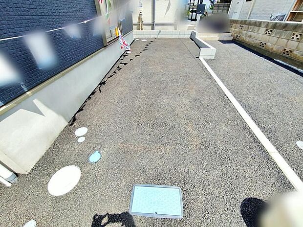 【駐車場】１号棟 嬉しいコンクリート仕上げのカースペース。雨の日も足元を気にせず外出できます♪