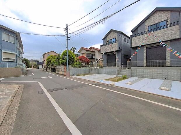 【【前面道路含む現地写真】】東小学校まで徒歩13分、東中学校まで 徒歩2分♪近いのでバタバタしがちな朝も、余裕をもって支度出来ますね♪