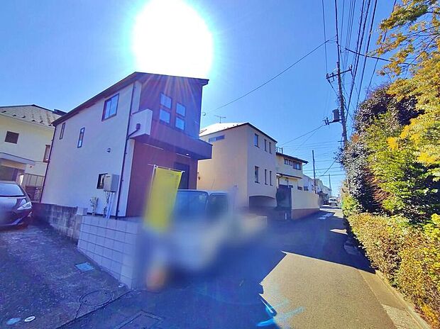 【前面道路含む現地写真】ひとたび扉を開けばそこに待っているのは上質な空間とマイホームでの新生活をイメージさせる優雅なひととき。「この家なら…」ではなく「ここに住みたい♪」と思う感動をお届けいたします