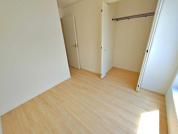 【【リビング以外の居室】２号棟】2面採光を確保した明るい室内は、風通しも良く、大変居心地の良い空間となっております。爽やかな風を感じて起きる朝は、快適生活の始まりに！