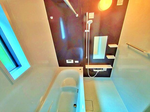 【浴室】毎日の疲れを癒す浴室は１坪タイプです。足を伸ばしてゆっくりとくつろげます。窓があるので、湿気もこもらないのも、うれしいですね♪
