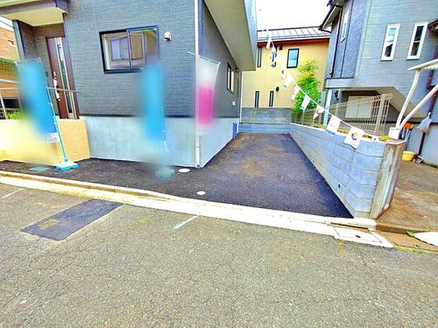 【駐車場】嬉しいコンクリート仕上げのカースペース。雨の日も足元を気にせず外出できます♪