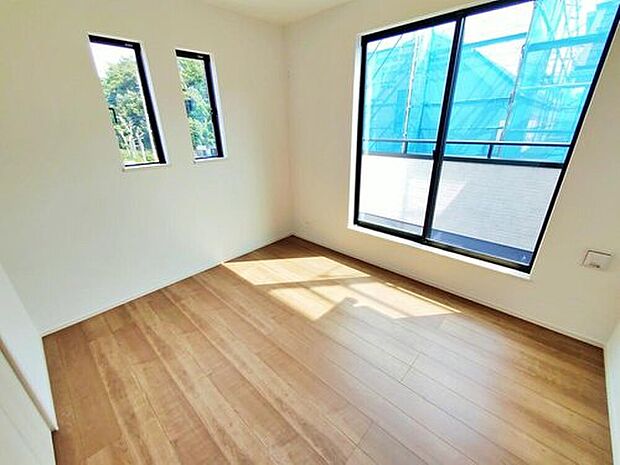 【~Room~B号棟】2面採光を確保した明るい室内は、風通しも良く、大変居心地の良い空間となっております。爽やかな風を感じて起きる朝は、快適生活の始まりに!
