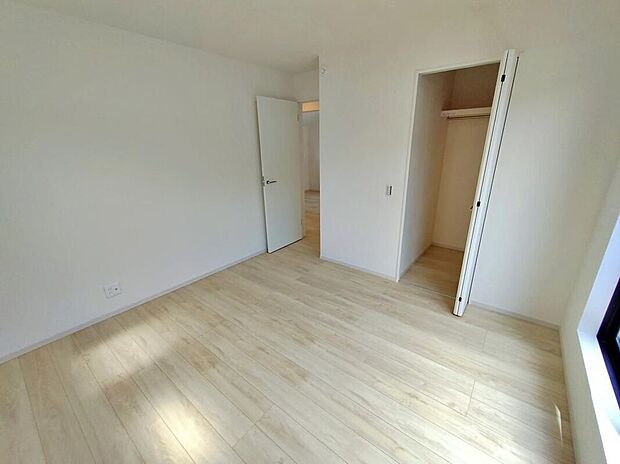 【収納】１号棟＞全居室に収納を完備しておりますので、居室の全空間を有効活用出来ます。自分好みのお部屋で、ゆったりお寛ぎ頂けます。