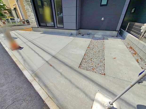 【駐車場】１号棟＞一戸建ては都心部などの物件を除き、駐車スペース付きの物件が一般的。玄関と駐車スペースとの行き来もしやすく、天候が悪い日などに便利。