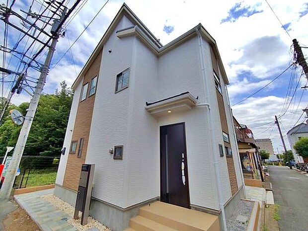 【【現地外観写真】】ひとたび扉を開けばそこに待っているのは上質な空間とマイホームでの新生活をイメージさせる優雅なひととき。「この家なら…」ではなく「ここに住みたい♪」と思う感動をお届けいたします。