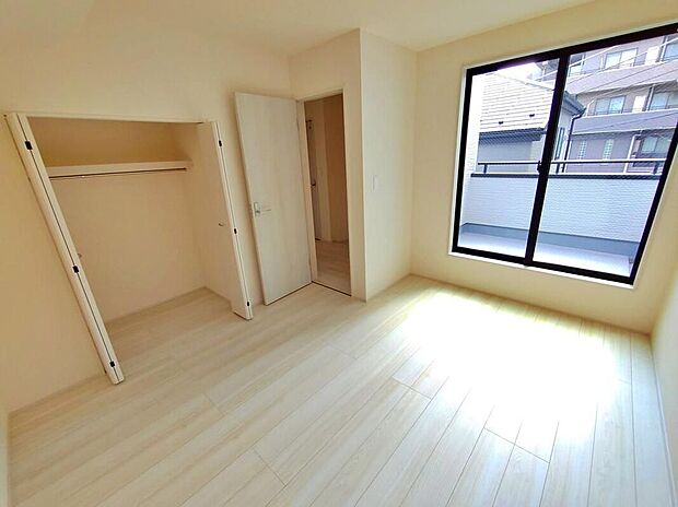 【リビング以外の居室】（2号棟）大きなベッドを置いても余裕のある広さ！収納完備でお部屋をすっきりとお使いいただけます。お気に入りの空間でくつろぎのひと時をお過ごしください。