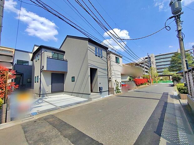 【前面道路含む現地写真】スーパーやコンビニ、ドラッグストアが徒歩5分圏内！！お買物施設が充実していて便利♪学園東小学校まで徒歩7分♪お子様の登下校も安心です！