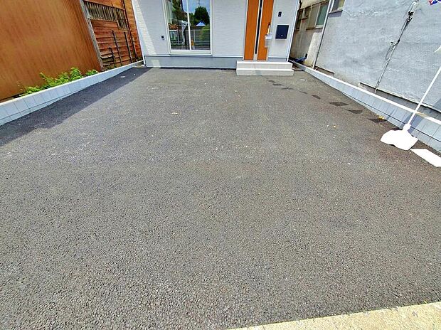 【【駐車場】】嬉しいコンクリート仕上げのカースペース♪お車から玄関までの距離が近いのでたくさんお買い物をした日も大丈夫♪雨の日も最小限の被害ですみます。