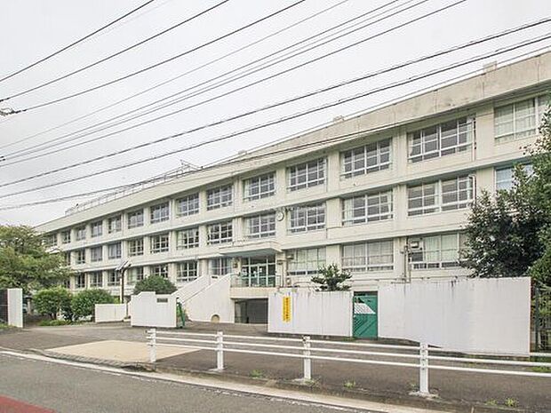 稲城市立稲城第二中学校（約800m）