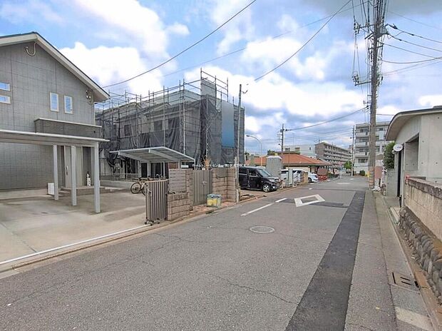 【前面道路含む現地写真】周辺は毎日のお買い物に便利なスーパー・コンビニ・ドラッグストアが徒歩10分圏内に揃います。小中学校も近く、お子様にも安心ですね☆