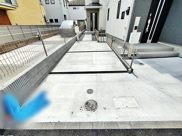 【駐車場】嬉しいコンクリート仕上げのカースペース♪お車から玄関までの距離が近いのでたくさんお買い物をした日も大丈夫♪雨の日も最小限の被害ですみます。