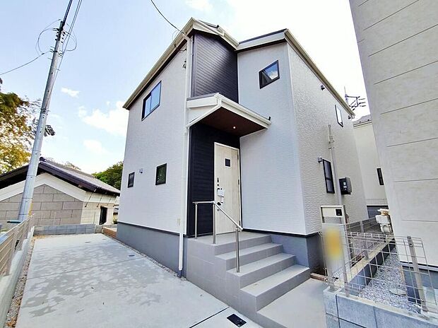【現地外観写真】（4号棟）一戸建ての大きなメリットは、「自分の土地」を自由に使えること。好きなペットが飼えるほか、ガーデニングやＤＩＹ、車やバイクの手入れなど様々な趣味を楽しめます♪