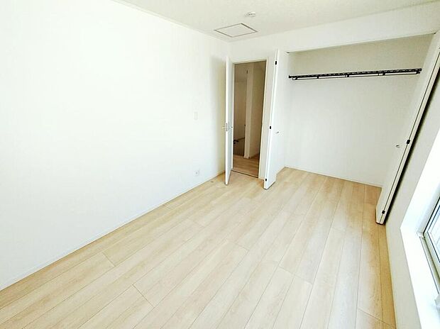 【リビング以外の居室】2号棟
大きなベッドを置いてもゆとりのある広さ！収納を完備しておりますので、家具が少なく済みます！お掃除もラクラクですね♪