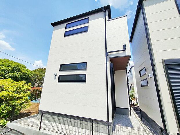 【現地外観写真】ひとたび扉を開けばそこに待っているのは上質な空間とマイホームでの新生活をイメージさせる優雅なひととき。「この家なら…」ではなく「ここに住みたい♪」と思う感動をお届けいたします。