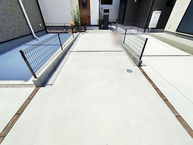 【駐車場】嬉しいコンクリート仕上げのカースペース♪お車から玄関までの距離が近いのでたくさんお買い物をした日も大丈夫♪雨の日も最小限の被害ですみます。