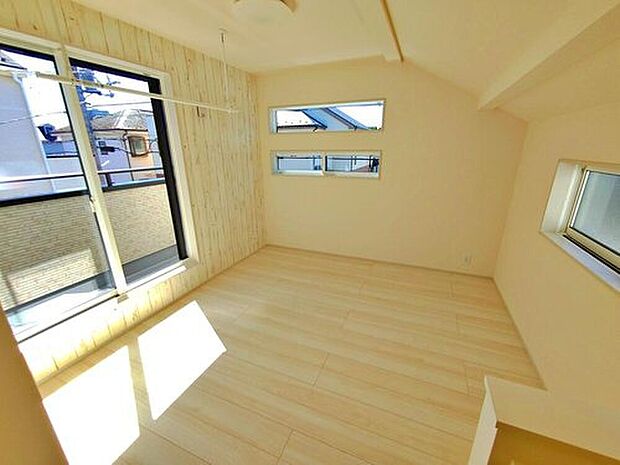 【【リビング以外の居室】1号棟】光が差し込む室内には、穏やかな時間が流れます。休日には、落ち着いた空間で自分の趣味を楽しむのはいかがですか。