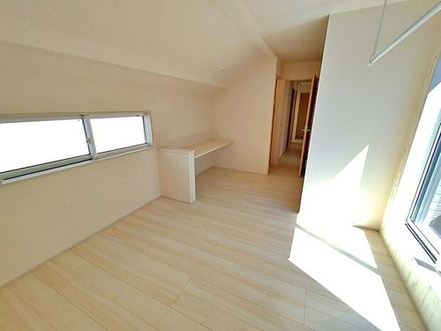 【【リビング以外の居室】1号棟】全居室に収納を完備しておりますので、居室の全空間を有効活用出来ます。自分好みのお部屋で、ゆったりお寛ぎ頂けます。