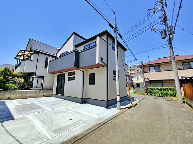 【【前面道路含む現地写真】】周辺はコンビニ・ドラッグストア・スーパーなどが生活に欠かせない環境が徒歩圏内に複数揃う、利便性の良い立地です♪