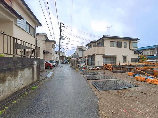 【前面道路含む現地写真】前面道路は車通りが多くないので、お車の出し入れもラクラクです♪カースペースを広く確保したので、愛車のお手入れもしやすくなっております。