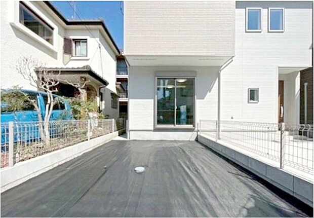 【【庭】】住みながらお庭を持つ。そんな贅沢が実現する戸建。日当たりも良く、家庭菜園や植栽を育てるのに適したお庭はこれからの生活に緑という癒しを与えてくれます。