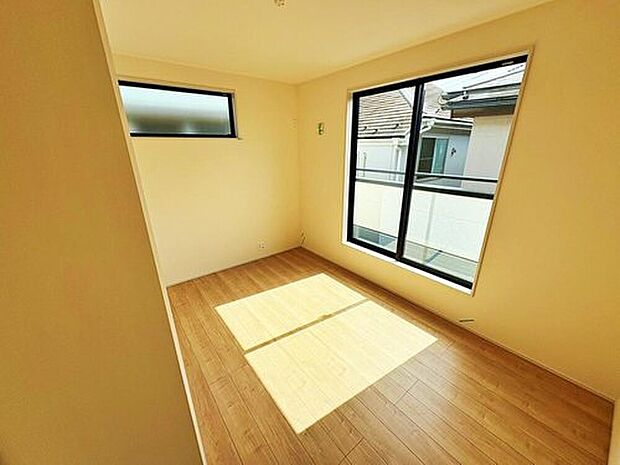 【【リビング以外の居室】】お陽さまの光とさわやかな風をたっぷりとりこめます。室内はいつも明るい印象なので気持ちの良い朝を迎えられます。毎日の生活も明るくなりそうです。