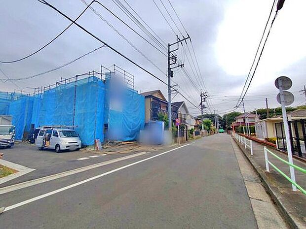 【【前面道路含む現地写真】】徒歩9分圏内にスーパー2箇所、コンビニやドラックストアなどもある、毎日のお買い物がらくらくな立地となっております。この距離なら買い忘れがあってもサッと出掛けられそうです♪
