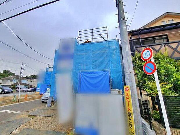 【【現地外観写真】６号棟】ひとたび扉を開けばそこに待っているのは上質な空間とマイホームでの新生活をイメージさせる優雅なひととき。「この家なら…」ではなく「ここに住みたい♪」と思う感動をお届けいたします。