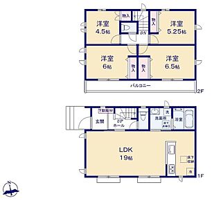 大きな窓のあるリビングは、陽光あふれる明るい空間です。居心地良く、ご家族皆がゆったり寛げる憩いの空間となりそうです。 