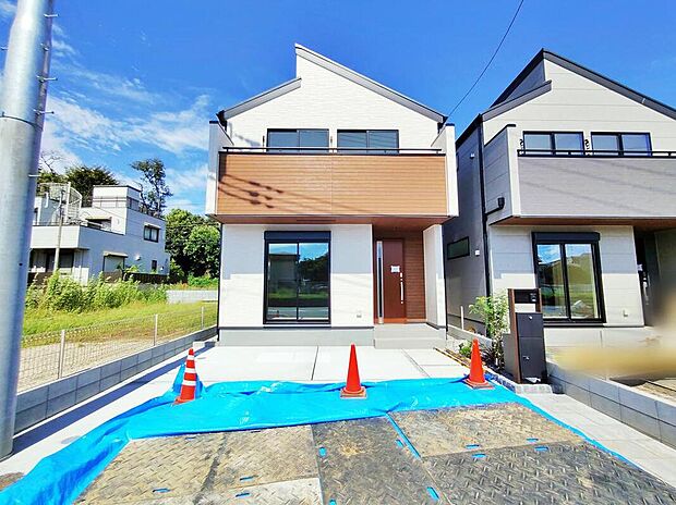 【【現地外観写真】6号棟】ひとたび扉を開けばそこに待っているのは上質な空間とマイホームでの新生活をイメージさせる優雅なひととき。「この家なら…」ではなく「ここに住みたい♪」と思う感動をお届けいたします。