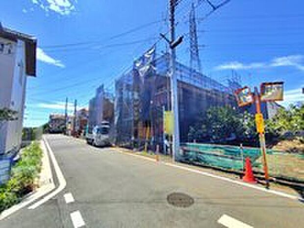 【【前面道路含む現地写真】】毎日のお買い物に便利なコンビニ・ドラッグストアまで徒歩10分♪