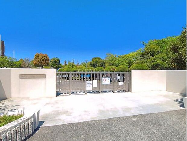 多摩市立聖ヶ丘小学校(約650m)