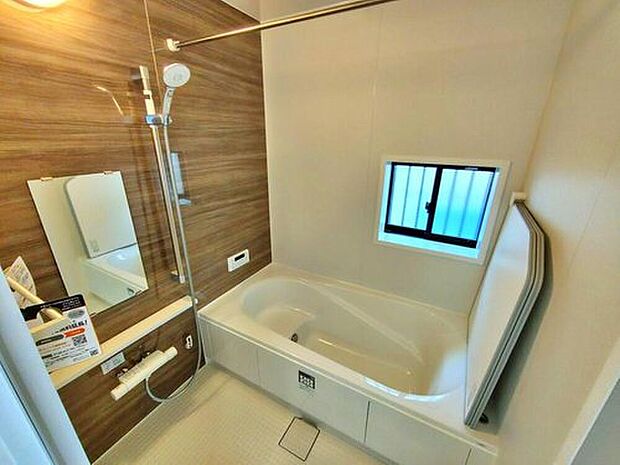 【~Bathroom~】毎日の疲れを癒す浴室は1坪タイプです。足を伸ばしてゆっくりとくつろげます。窓があるので、湿気もこもらないのも、うれしいですね♪