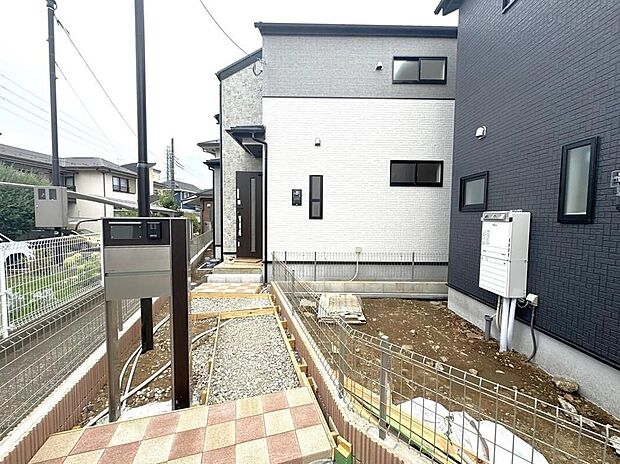 【現地外観写真】(1号棟)気になった物件すぐにご見学対応させていただきます♪平日・お仕事帰りなど、いつでもご案内可能です♪周辺環境と併せて、実際に現地をご確認ください♪