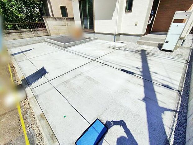 【【駐車場】】嬉しいコンクリート仕上げのカースペース♪お車から玄関までの距離が近いのでたくさんお買い物をした日も大丈夫♪雨の日も最小限の被害ですみます。