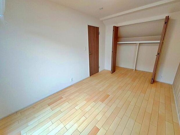 【【リビング以外の居室】】全居室に収納を完備しておりますので、居室の全空間を有効活用出来ます。自分好みのお部屋で、ゆったりお寛ぎ頂けます。